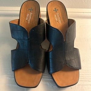 Baretraps wedge sandal, NWOT